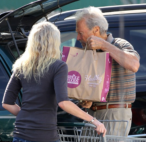 Μια φορά γόης για πάντα γόης -Ο 84χρονος Κλιντ Ιστγουντ με εντυπωσιακή ξανθιά [εικόνες] | iefimerida.gr 1