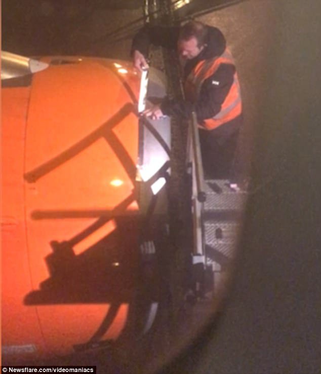 Μηχανικός αεροπλάνου φτιάχνει τον κινητήρα κολλώντας τον με... μονωτική ταινία [εικόνες] | iefimerida.gr 0