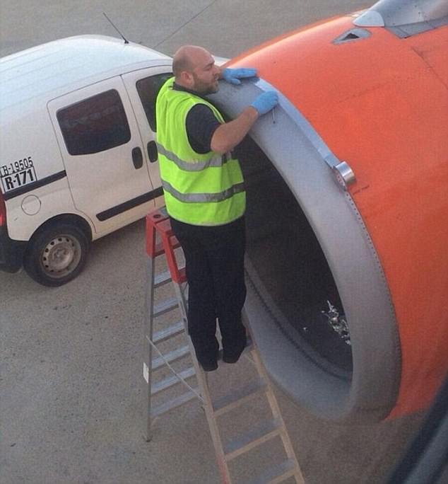 Μηχανικός αεροπλάνου φτιάχνει τον κινητήρα κολλώντας τον με... μονωτική ταινία [εικόνες] | iefimerida.gr 1