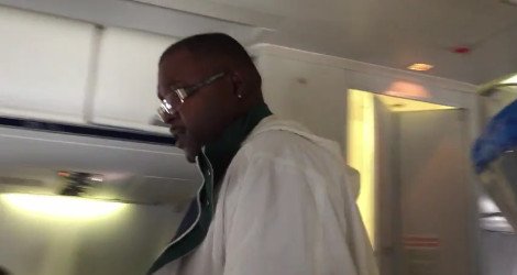 Πανδαιμόνιο σε πτήση: Επιβάτης κάνει πλάκα φωνάζοντας «έχω έμπολα, έχω έμπολα» -Η αντίδραση της αεροσυνοδού [βίντεο] | iefimerida.gr 2