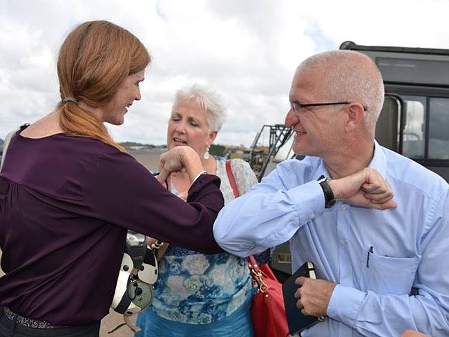 Η χειραψία του Εμπολα -Την έδειξε η πρέσβειρα του ΟΗΕ [εικόνες] | iefimerida.gr 0