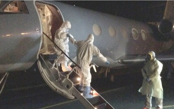 Μέσα στο αεροπλάνο του Εμπολα -Πώς ταξιδεύουν όσοι έχουν προσβληθεί από τον ιό [εικόνες] | iefimerida.gr 0