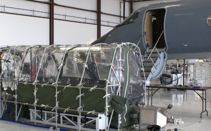 Μέσα στο αεροπλάνο του Εμπολα -Πώς ταξιδεύουν όσοι έχουν προσβληθεί από τον ιό [εικόνες] | iefimerida.gr 1