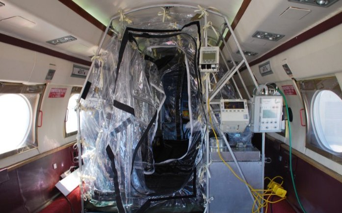 Μέσα στο αεροπλάνο του Εμπολα -Πώς ταξιδεύουν όσοι έχουν προσβληθεί από τον ιό [εικόνες] | iefimerida.gr 2