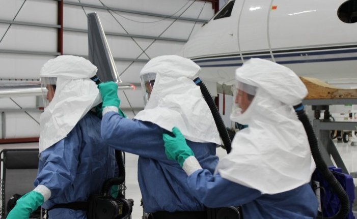 Μέσα στο αεροπλάνο του Εμπολα -Πώς ταξιδεύουν όσοι έχουν προσβληθεί από τον ιό [εικόνες] | iefimerida.gr 4