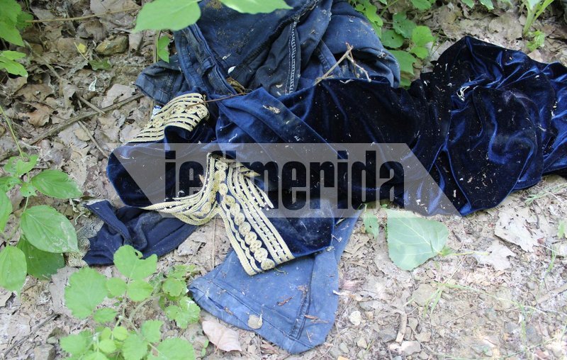 Γυναικεία ρούχα που έχουν αφήσει μετανάστες στην όχθη του ποταμού Έβρου.