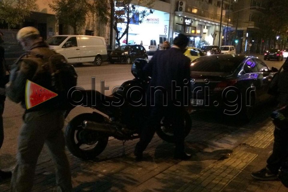 Ο Αδωνις πήγε έξω από το θέατρο του Λαζόπουλου – Διαμαρτυρήθηκε γιατί τον εξύβριζε – Δεν του επέτρεψαν την είσοδο [εικόνες&βίντεο] | iefimerida.gr 3