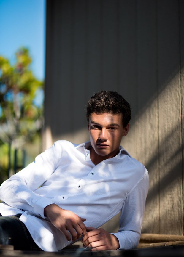 Τον βρήκαν να κοιμάται στην παραλία και τον έκαναν μοντέλο – Η ιστορία του Τζον Οικονόμου [εικόνες] | iefimerida.gr 3