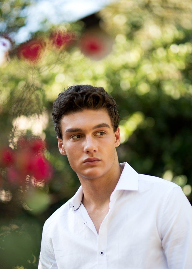 Τον βρήκαν να κοιμάται στην παραλία και τον έκαναν μοντέλο – Η ιστορία του Τζον Οικονόμου [εικόνες] | iefimerida.gr 4