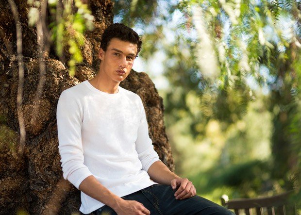 Τον βρήκαν να κοιμάται στην παραλία και τον έκαναν μοντέλο – Η ιστορία του Τζον Οικονόμου [εικόνες] | iefimerida.gr 6