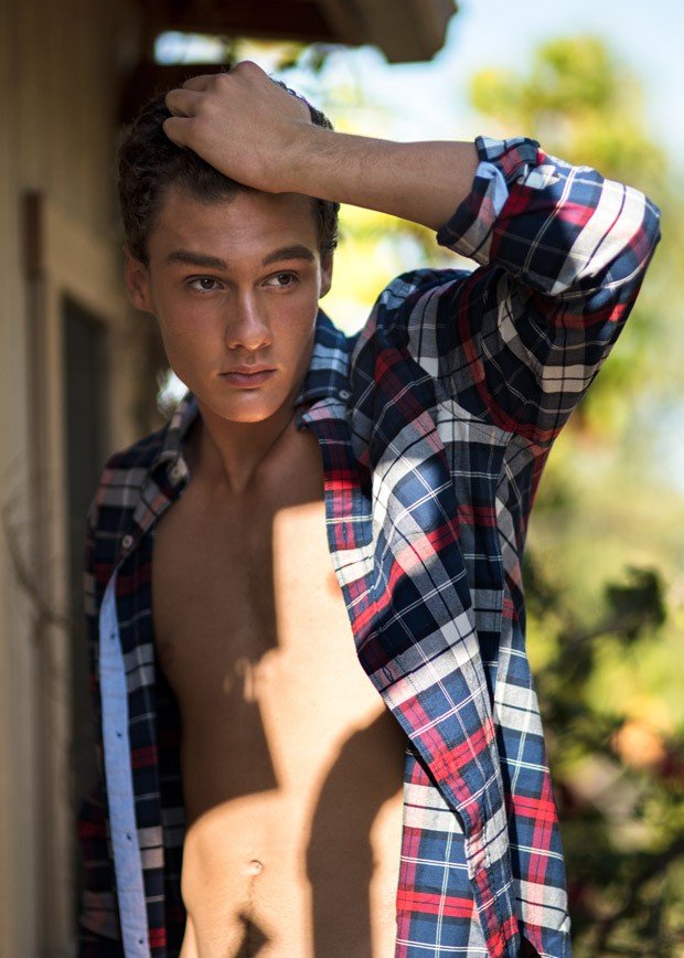 Τον βρήκαν να κοιμάται στην παραλία και τον έκαναν μοντέλο – Η ιστορία του Τζον Οικονόμου [εικόνες] | iefimerida.gr 8