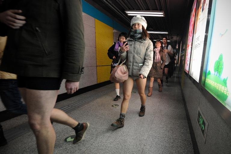 Γέμισε το μετρό γυμνά πόδια -Παγκόσμια ημέρα χωρίς παντελόνι στα μέσα μεταφοράς [εικόνες] | iefimerida.gr 0