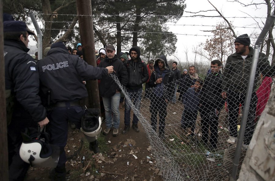 Ειδομένη: Ακινητοποιημένα τα τρένα -Μόλις 30 πρόσφυγες πέρασαν στα Σκόπια [εικόνες] | iefimerida.gr 3