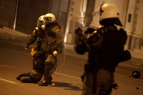 Ανοιχτό το κέντρο -Εμπόλεμη ζώνη το Μοναστηράκι, στο νοσοκομείο ο τραυματίας [εικόνες]  | iefimerida.gr 2