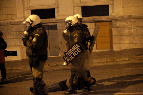 Ανοιχτό το κέντρο -Εμπόλεμη ζώνη το Μοναστηράκι, στο νοσοκομείο ο τραυματίας [εικόνες]  | iefimerida.gr 3