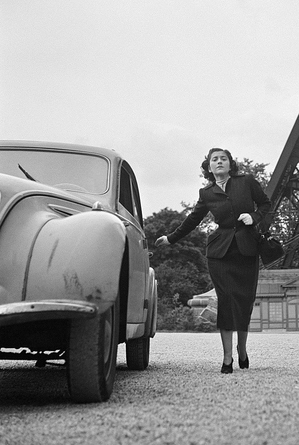 Η ζωή σαν ταινία της γυναίκας που ανακάλυψε τον Dior και τον Yves Saint Laurent [εικόνες] | iefimerida.gr 1