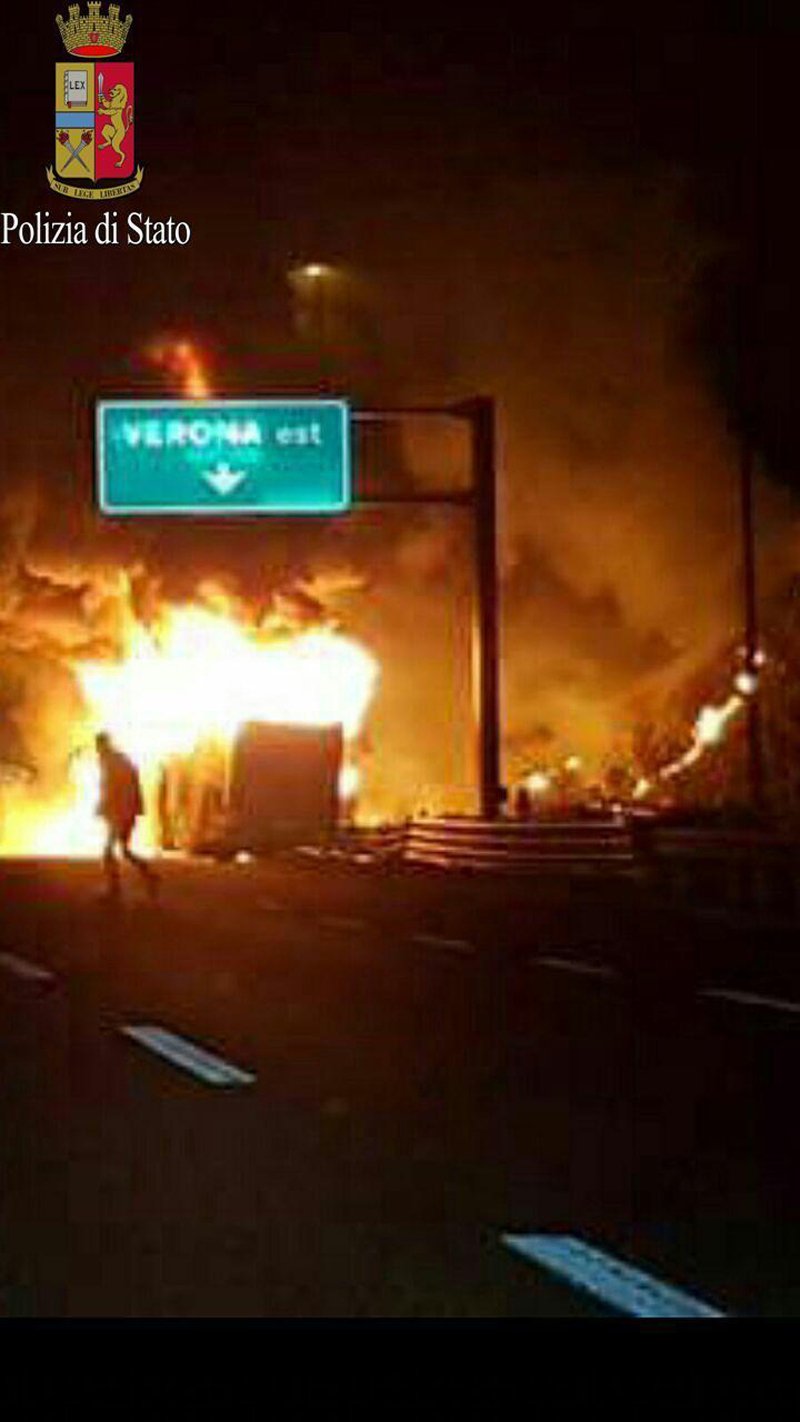 Ιταλία: Ηρωας καθηγητής προσπάθησε να σώσει μαθητές από το φλεγόμενο λεωφορείο [εικόνες & βίντεο] | iefimerida.gr 0