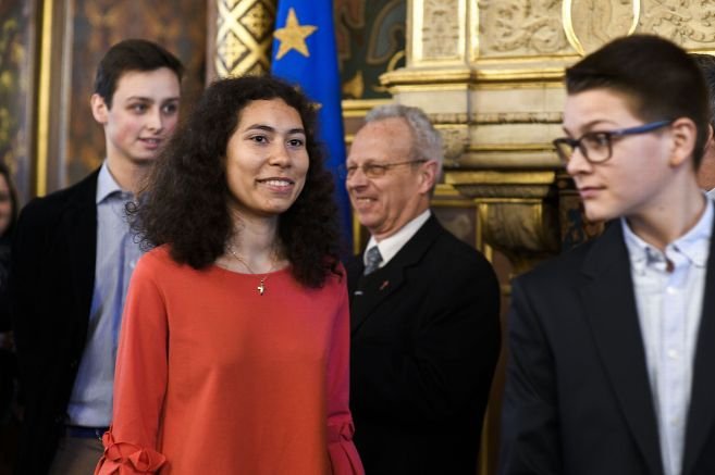 «Πίθηκο» αποκάλεσαν νεαρή μιγάδα που θα ενσαρκώσει την Ζαν ντ'Αρκ στη Γαλλία [εικόνες] | iefimerida.gr 0