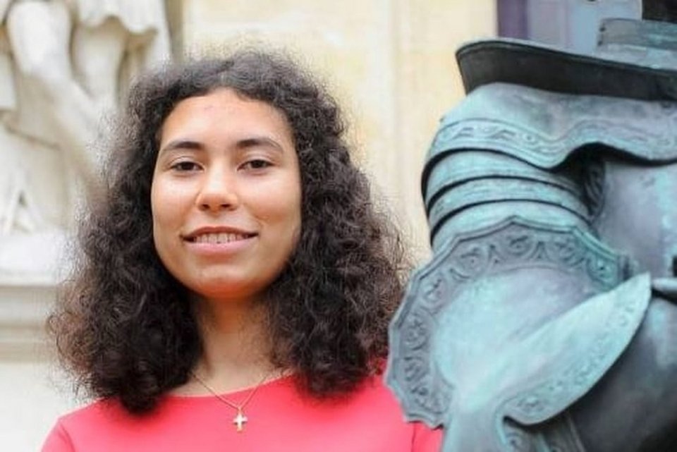 «Πίθηκο» αποκάλεσαν νεαρή μιγάδα που θα ενσαρκώσει την Ζαν ντ'Αρκ στη Γαλλία [εικόνες] | iefimerida.gr 1