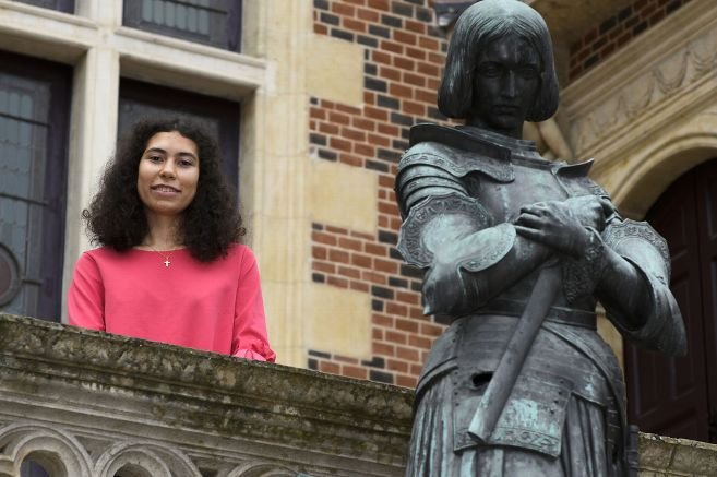 «Πίθηκο» αποκάλεσαν νεαρή μιγάδα που θα ενσαρκώσει την Ζαν ντ'Αρκ στη Γαλλία [εικόνες] | iefimerida.gr 2