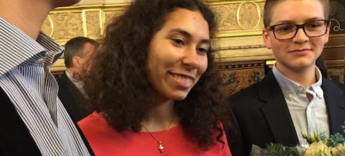 «Πίθηκο» αποκάλεσαν νεαρή μιγάδα που θα ενσαρκώσει την Ζαν ντ'Αρκ στη Γαλλία [εικόνες] | iefimerida.gr 3