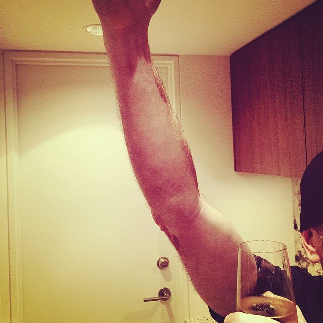 Ο κιθαρίστας των U2 έπεσε από τη σκηνή, αλλά η συναυλία συνεχίστηκε κανονικά [εικόνα & βίντεο] | iefimerida.gr 0