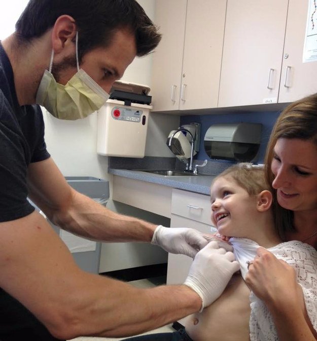 Ενας «γάμος» που συγκινεί -Νοσοκόμος «παντρεύεται» 4χρονη με λευχαιμία [εικόνες] | iefimerida.gr 0