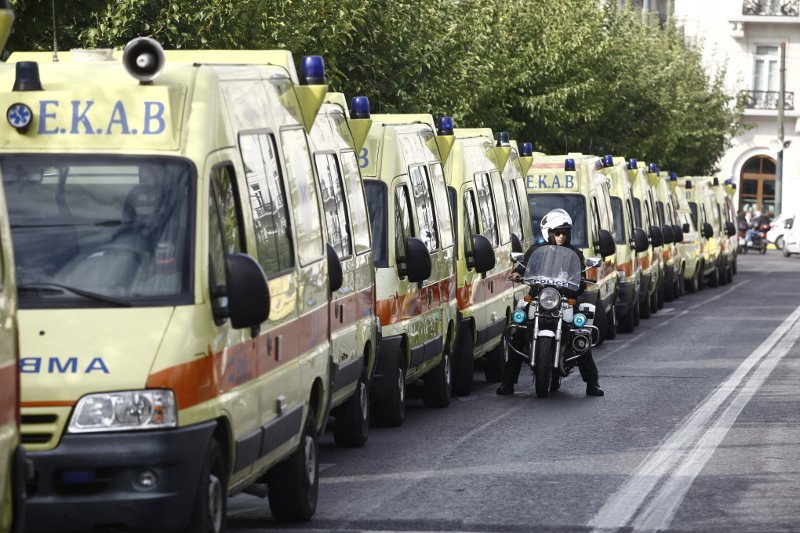 Εργαζόμενοι του ΕΚΑΒ έξω από τη Βουλή -«Βάζουν τους ιδιώτες από το παράθυρο» [εικόνες] | iefimerida.gr 1