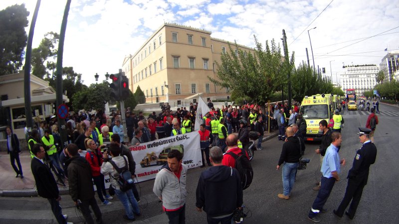 Εργαζόμενοι του ΕΚΑΒ έξω από τη Βουλή -«Βάζουν τους ιδιώτες από το παράθυρο» [εικόνες] | iefimerida.gr 0