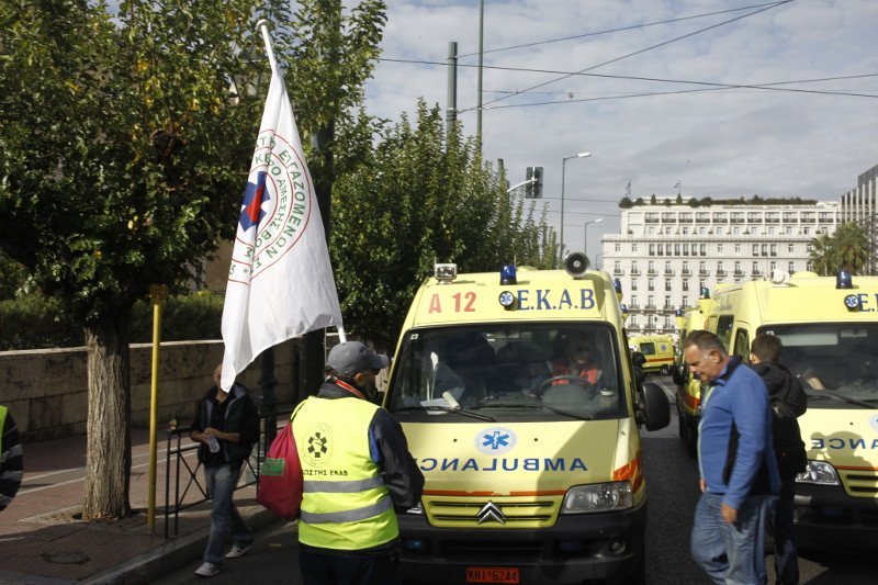 Εργαζόμενοι του ΕΚΑΒ έξω από τη Βουλή -«Βάζουν τους ιδιώτες από το παράθυρο» [εικόνες] | iefimerida.gr 4