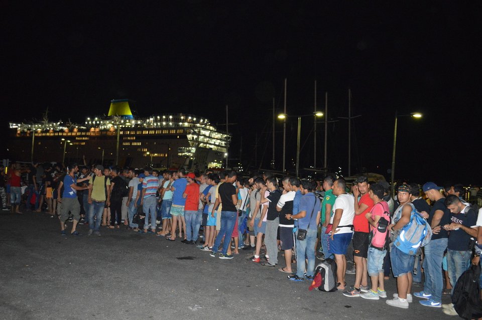 Μπήκαν στο «Ελευθέριος Βενιζέλος» οι πρώτοι μετανάστες -Οι διαμαρτυρίες και η κάλυψη από τον διεθνή Τύπο [εικόνες & βίντεο] | iefimerida.gr 0