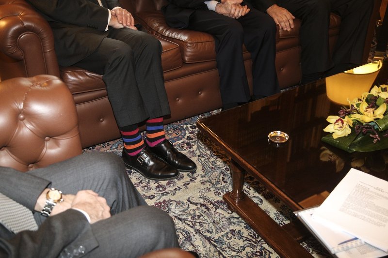 Στα χνάρια του Τζάστιν Τριντό ο αντιπρόεδρος της ΕΕΤ -Με ριγέ κάλτσες στο Προεδρικό Μέγαρο [εικόνα] | iefimerida.gr 0