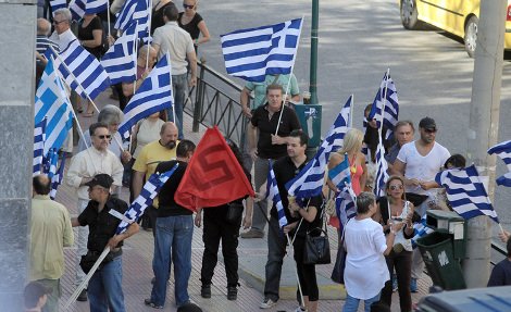 Ενταση μεταξύ χρυσαυγιτών-ΜΑΤ έξω από το Εφετείο κατά την άφιξη Μιχαλολιάκου -Εκτοξεύτηκαν πέτρες και χημικά [εικόνες] | iefimerida.gr 7