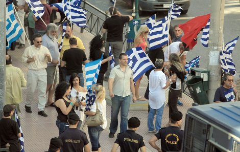 Ενταση μεταξύ χρυσαυγιτών-ΜΑΤ έξω από το Εφετείο κατά την άφιξη Μιχαλολιάκου -Εκτοξεύτηκαν πέτρες και χημικά [εικόνες] | iefimerida.gr 8