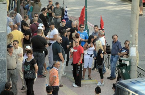 Ενταση μεταξύ χρυσαυγιτών-ΜΑΤ έξω από το Εφετείο κατά την άφιξη Μιχαλολιάκου -Εκτοξεύτηκαν πέτρες και χημικά [εικόνες] | iefimerida.gr 9