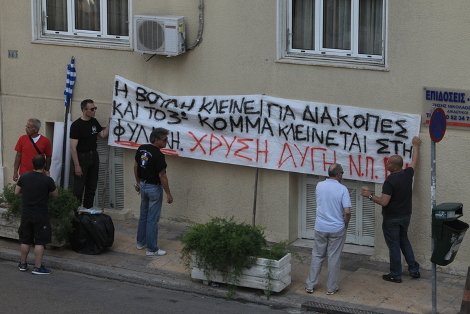 Ενταση μεταξύ χρυσαυγιτών-ΜΑΤ έξω από το Εφετείο κατά την άφιξη Μιχαλολιάκου -Εκτοξεύτηκαν πέτρες και χημικά [εικόνες] | iefimerida.gr 10