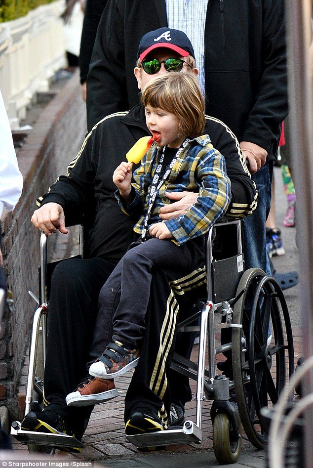 Με αναπηρική καρέκλα ο Ελτον Τζον στη Ντίσνεϋλαντ [εικόνες] | iefimerida.gr 3