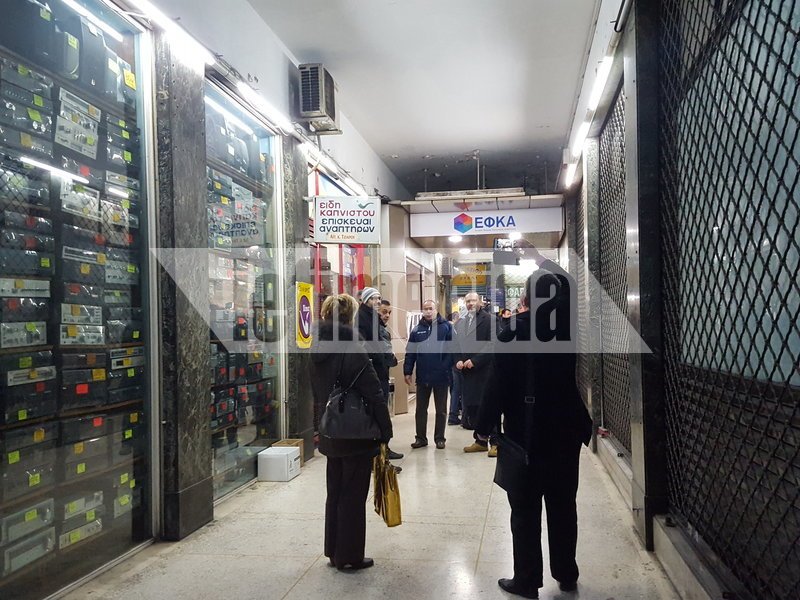 Κατάληψη στα γραφεία του ΕΦΚΑ από τους εργαζόμενους -«Καθαρίζουμε μόνοι μας, δεν υπάρχουν καθαρίστριες» [εικόνες] | iefimerida.gr 1