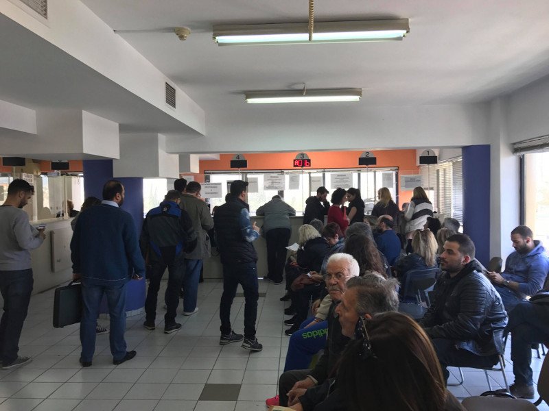 Ρεπορτάζ iefimerida: Ιστορίες τρέλας στον ΕΦΚΑ -Στήνονται στην ουρά από τις 3 τα ξημερώματα, κοιμούνται σε αυτοκίνητα [εικόνες & βίντεο] | iefimerida.gr 3