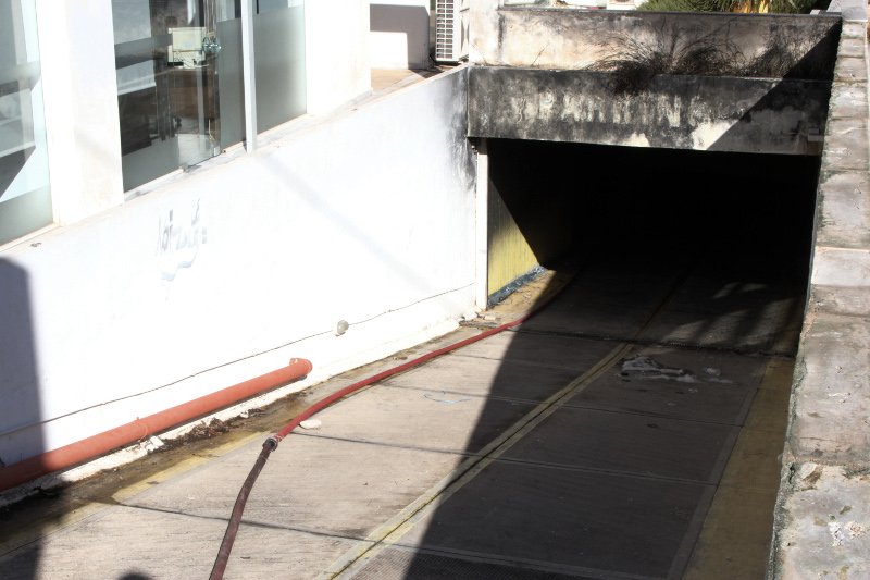 Πυρκαγιά σε υπόγειο πάρκινγκ στη Γλυφάδα -Κάηκαν ολοσχερώς εννέα ΙΧ | iefimerida.gr 1