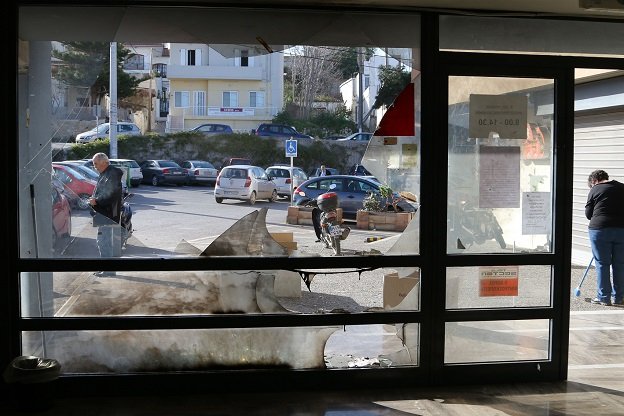 Εκρηξη στην Εφορία Ηρακλείου -Αγνωστοι πέταξαν γκαζάκια τα ξημερώματα [εικόνες] | iefimerida.gr 0