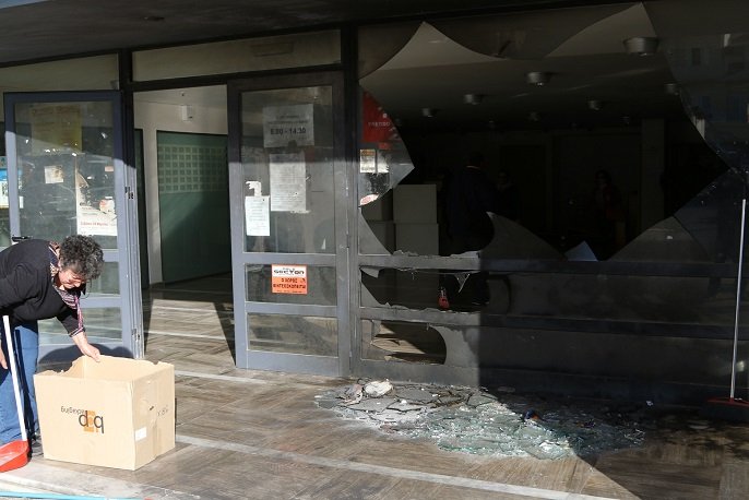 Εκρηξη στην Εφορία Ηρακλείου -Αγνωστοι πέταξαν γκαζάκια τα ξημερώματα [εικόνες] | iefimerida.gr 1