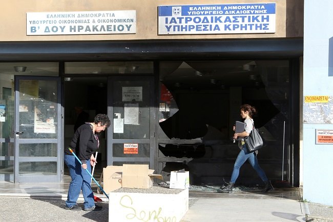 Εκρηξη στην Εφορία Ηρακλείου -Αγνωστοι πέταξαν γκαζάκια τα ξημερώματα [εικόνες] | iefimerida.gr 2