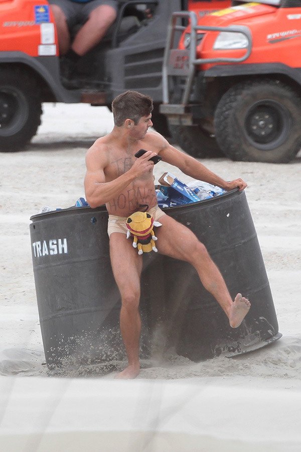 Ο Ρόμπερτ Ντε Νίρο «βάζει» χέρι στον Ζακ Εφρον [εικόνες] | iefimerida.gr 1