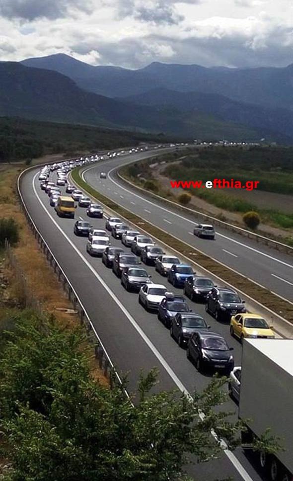 Ταλαιπωρία για τους εκδρομείς -Ουρά 30 χλμ. πριν τη γέφυρα στο Ρίο [εικόνες]  | iefimerida.gr 1