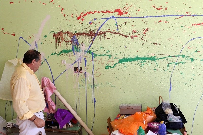 Βανδάλισαν Δημοτικό στο Ηράκλειο -Εγραψαν απειλητικά συνθήματα και τον αριθμό 666 στους τοίχους [εικόνες] | iefimerida.gr 1