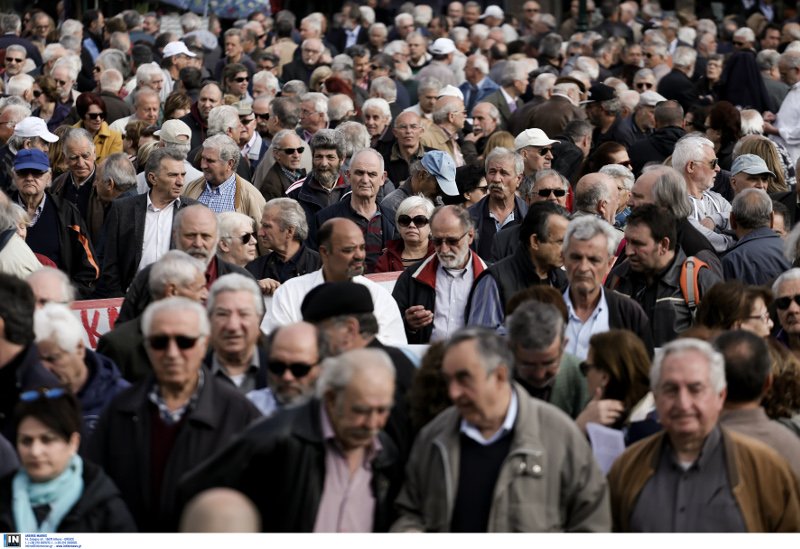 Μεγάλη συγκέντρωση συνταξιούχων στο κέντρο -Διαμαρτύρονται για τις νέες περικοπές [εικόνες] | iefimerida.gr 0