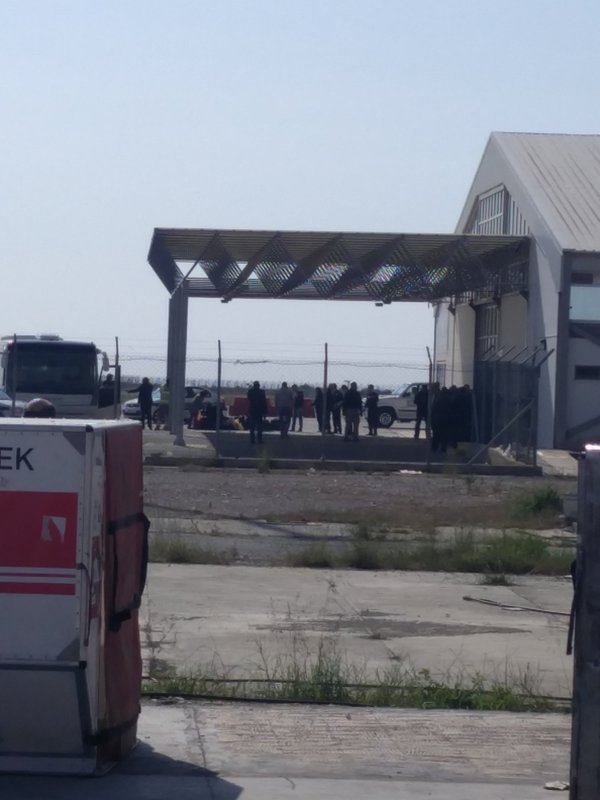 Αεροπειρατεία στην Κύπρο: Καρέ-καρέ η αποβίβαση των επιβατών από το αεροσκάφος της Egypt Air [εικόνες] | iefimerida.gr 4