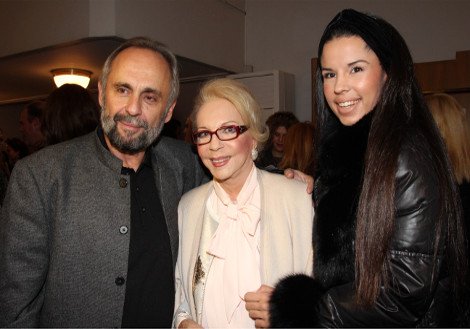 Η καλλονή μελαχρινή εγγονή της Νόνικας Γαληνέα -Η 21χρονη με τη ροκ εμφάνιση [εικόνες] | iefimerida.gr 1