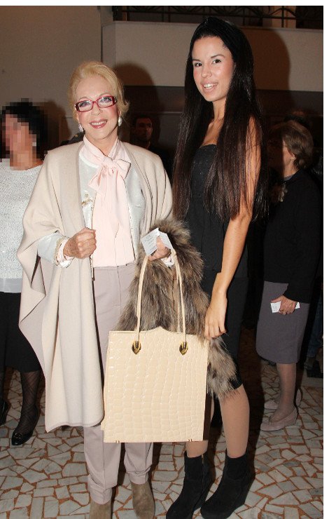 Η καλλονή μελαχρινή εγγονή της Νόνικας Γαληνέα -Η 21χρονη με τη ροκ εμφάνιση [εικόνες] | iefimerida.gr 2